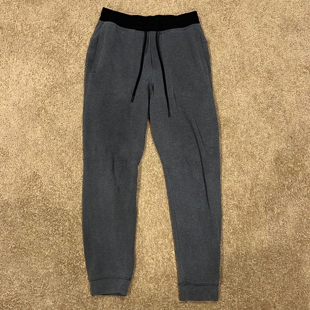 Mens small Lululemon At Ease Jogger.